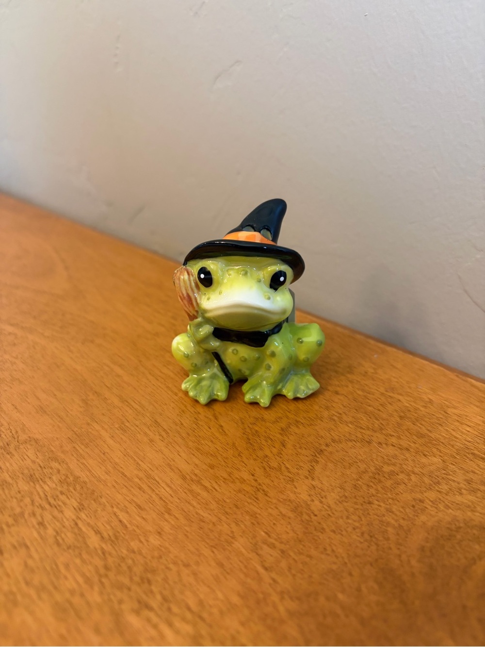 NWT Cracker Barrel Halloween Frog Shaker